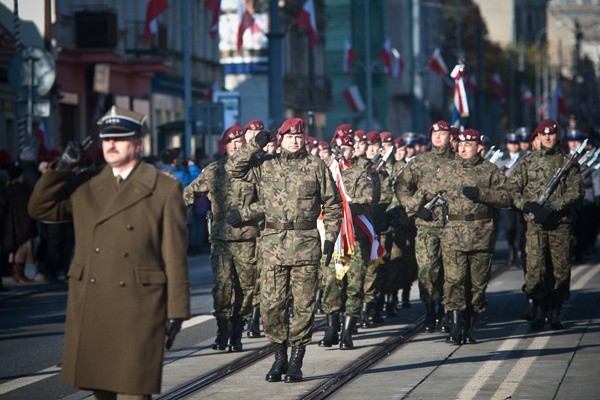 Zawodowcy za służbę w wojsku otrzymują miesięcznie nie mniej niż 2.450 zł brutto plus dodatki na umundurowanie i dojazdy.