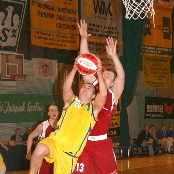 Piotr Plutka (z piłką) zagrał rewelacyjny mecz z Cracovią Kraków.