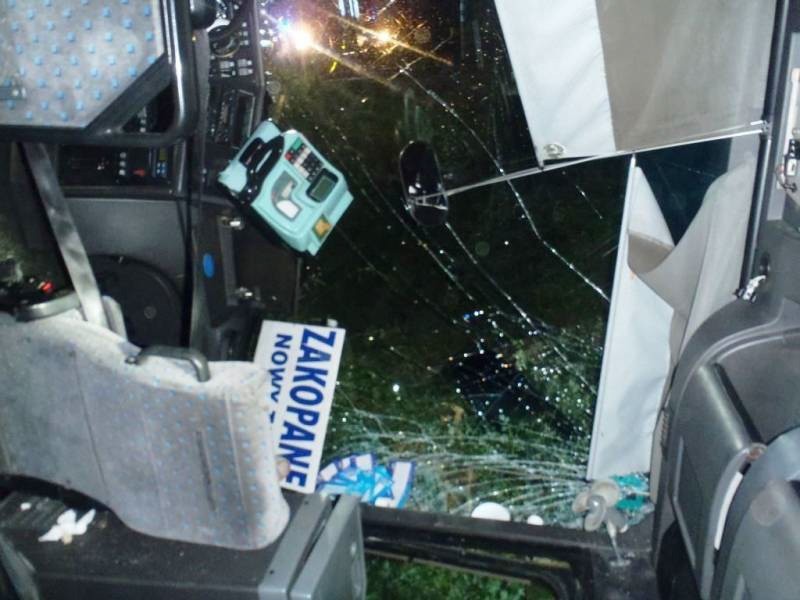 Wypadek autobusu pod Starym Sączem. Kierowca hamował przed sarną