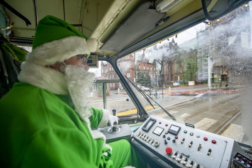 Świąteczna Bimba z Gwiazdorem wyjechała na ulice Poznania. W...