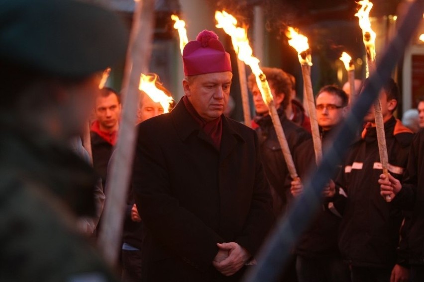 Ponad tysiąc osób przeszło ulicami Wrocławia w Akademickiej Drodze Krzyżowej [FOTO]