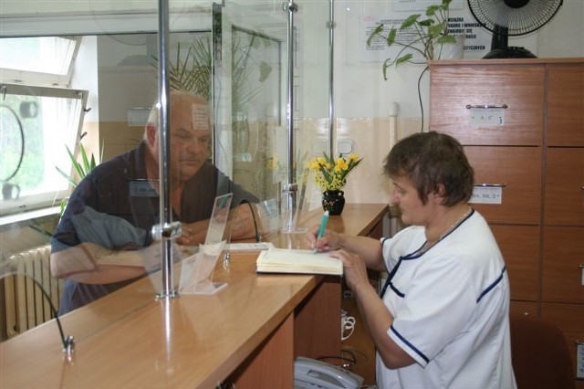 Grażyna Jaroszewska &#8211; rejestratorka z poradni specjalistycznych w ostrowskim szpitalu tylko dla niektórych pacjentów ma dobre informacje