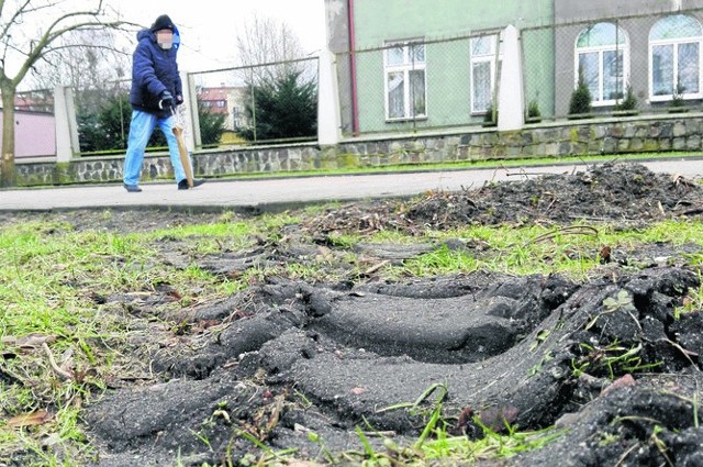 Podczas prac pielęgnacyjnych ciężki pojazd uszkodził fragment trawnika w Parku Kultury i Wypoczynku