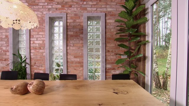 Wnętrze domu-stodołyWnętrza domu zachowały pewne elementy stodoły. Widoczne są elementy drewnianej konstrukcji oraz stare cegły.
