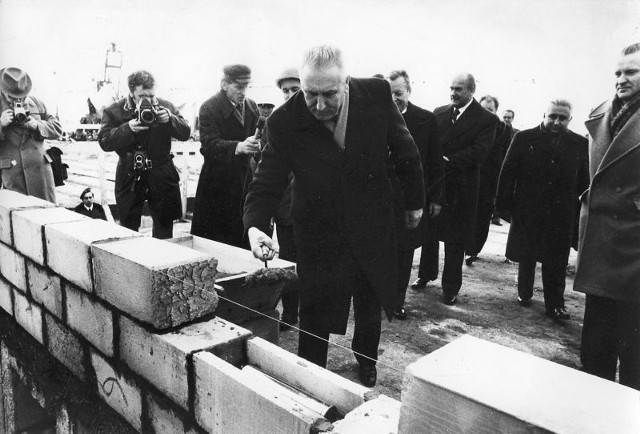 W marcu 1978 roku Edward Gierek wmurował kamień węgielny pod budowę potężnego osiedla mieszkaniowego. Wtedy miało się nazywać Nowe Miasto. Dzisiaj nazywa się Północ. W gigantycznym blokowisku mieszka prawie połowa 70-tysięcznych obecnie Suwałk.
