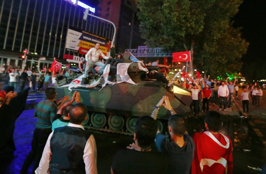 Zwolennicy prezydenta Turcji wyszli na ulice w proteście...