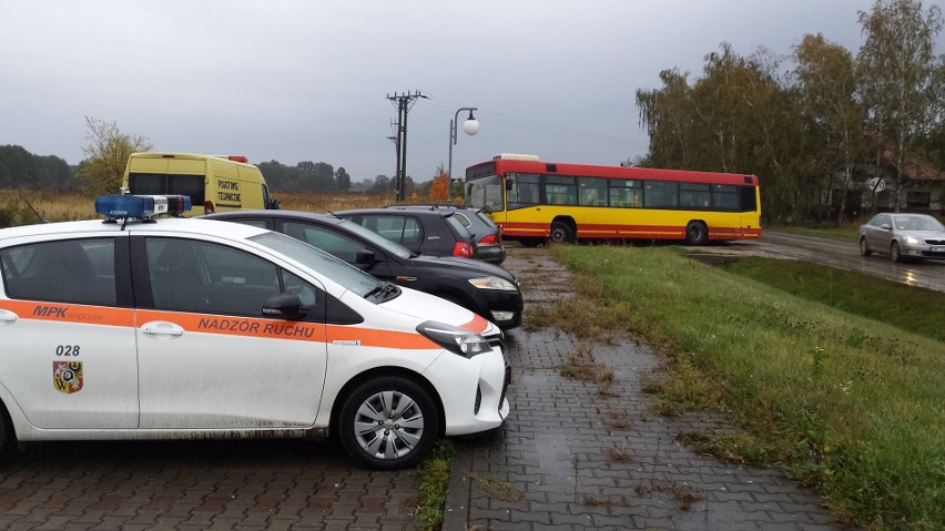 Autobus MPK zawiesił się na rowie na Jerzmanowskiej
