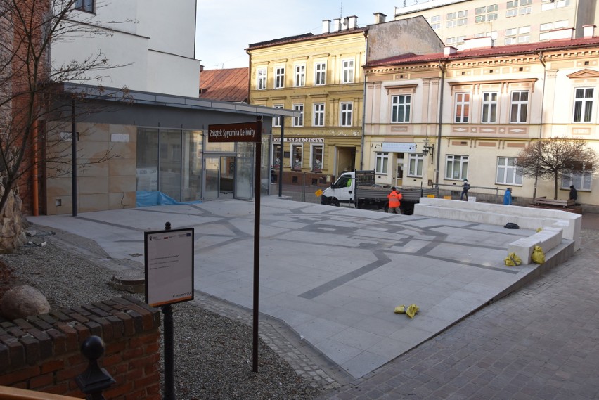 Tarnów. Kto dokończy budowę Multimedialnego Centrum Artystycznego obok półbaszty na ul. Wałowej? Wykonawca opuścił plac budowy