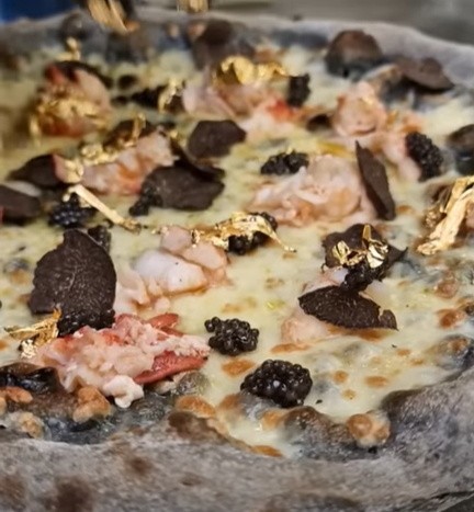 Pizza na specjalne zamówienie w Redzie kosztuje 799 zł.