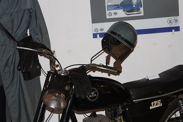Wysłużony milicyjny motocykl wsk znajduje się w doskonałym stanie.