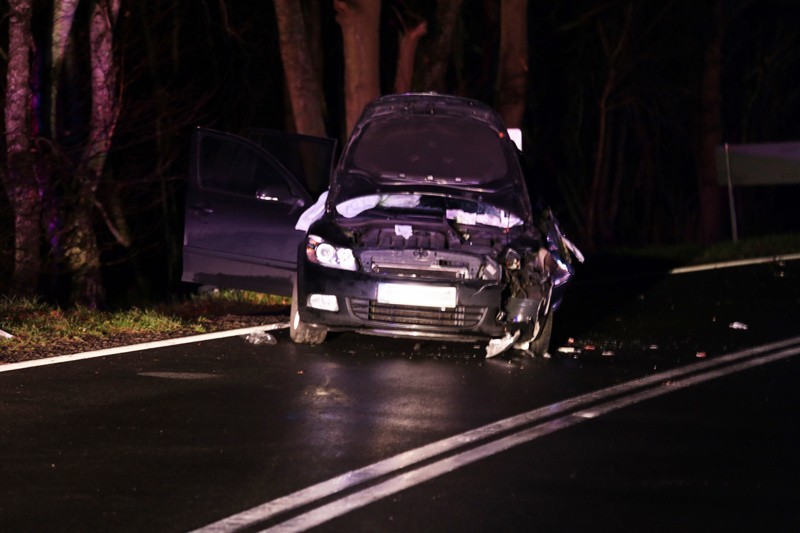 Skoda została mocna rozbita, rannego kierowcę musieli...