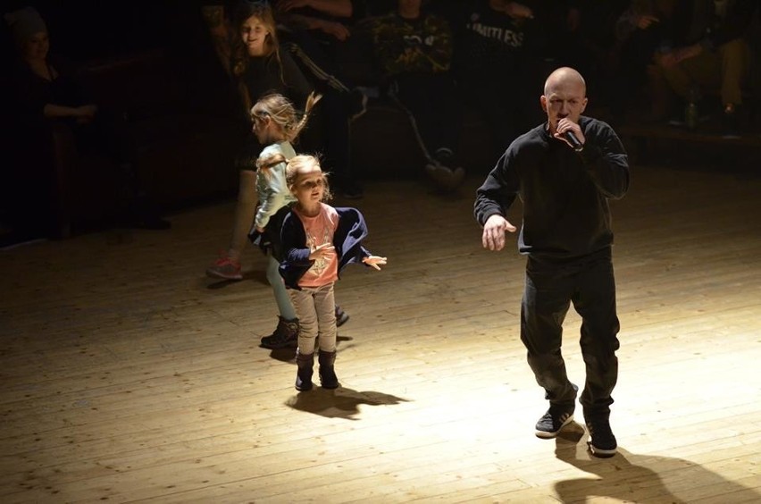 Teraz tak tańczy młodzież. Oto breakdance