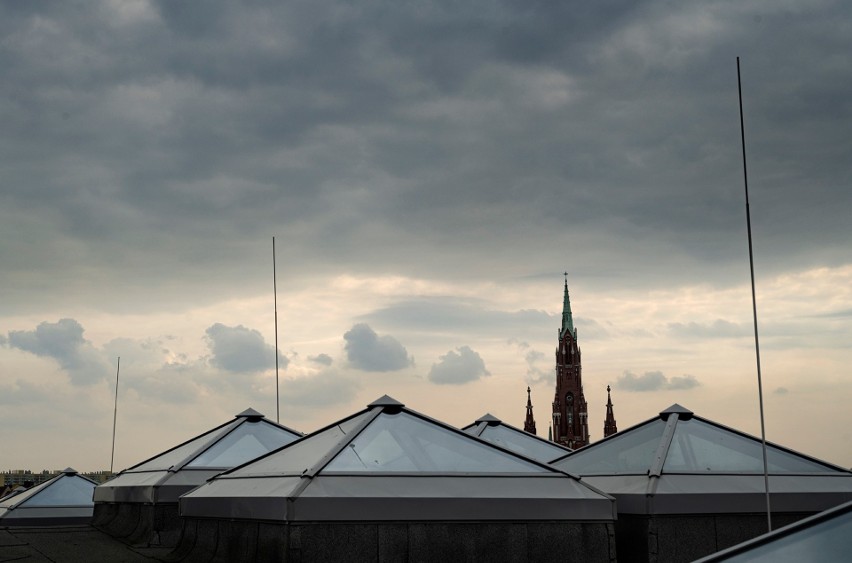 Puste ulice i plac Wolności w Dąbrowie Górniczej