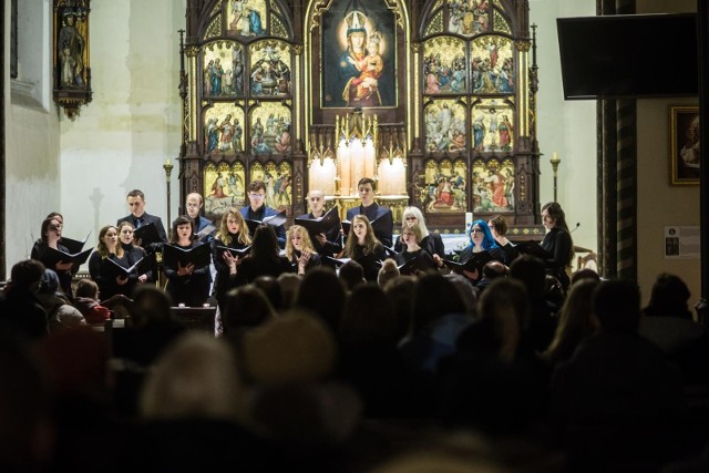 Poznańskie Kolędowanie rozpoczęło się w drugi dzień świąt Bożego Narodzenia i trwa do 16 stycznia. Koncerty są bezpłatne, a chętni mogą wpłacać datki na rzecz chorego, 3-letniego chłopca.Zobacz, kto wystąpi i kiedy --->