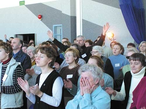 Członkowie wspólnot charyzmatycznych znani się z tego, że modlą się spontanicznie i żarliwie. Tak też było na sobotnim spotkaniu w Ostrołęce