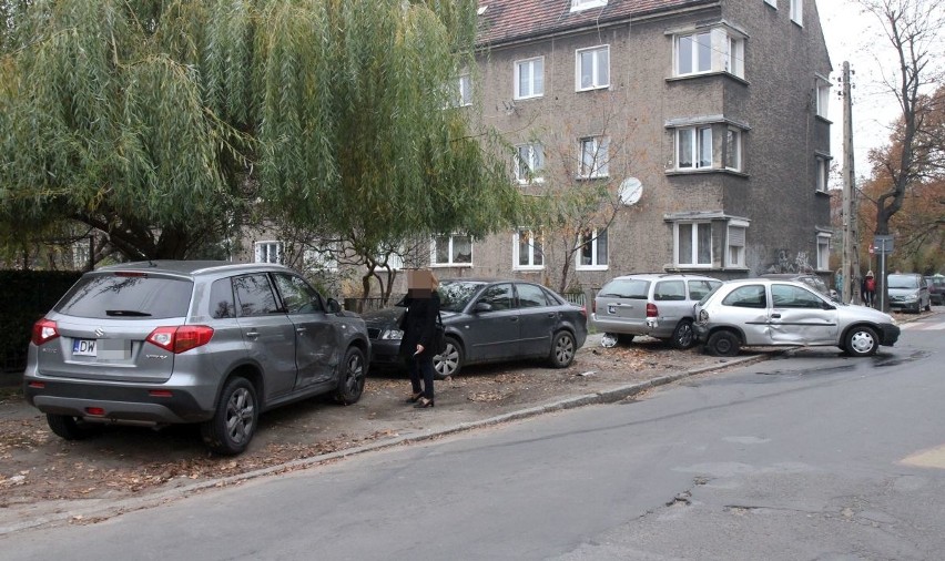 Wypadek na Karłowicach. Oplem corsą staranowali trzy inne...