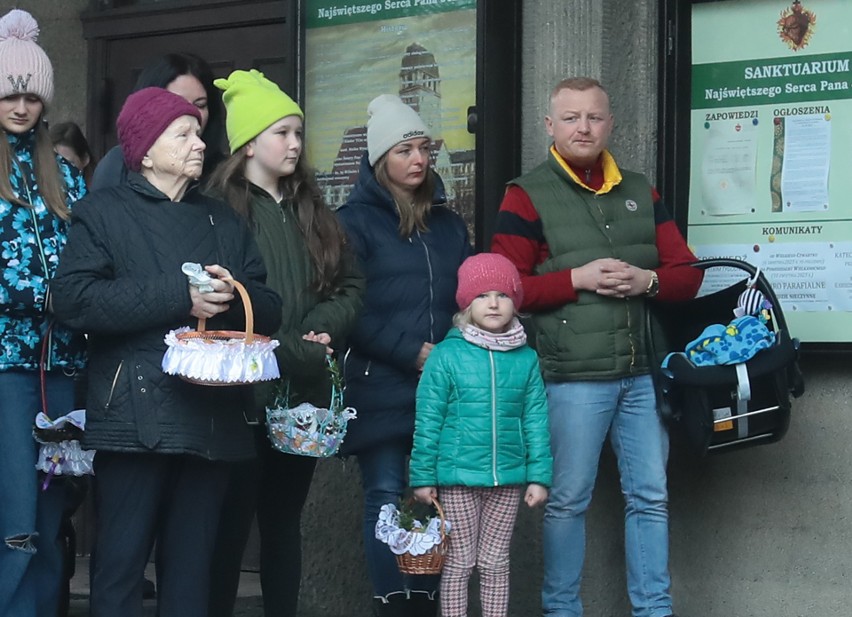 Święcenie pokarmów przed kościołem Najświętszego Serca Pana Jezusa w Szczecinie. W kościele to okres ciszy!