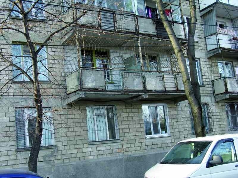 To nie slamsy tylko typowy blok mieszkalny w Kiszyniowie.