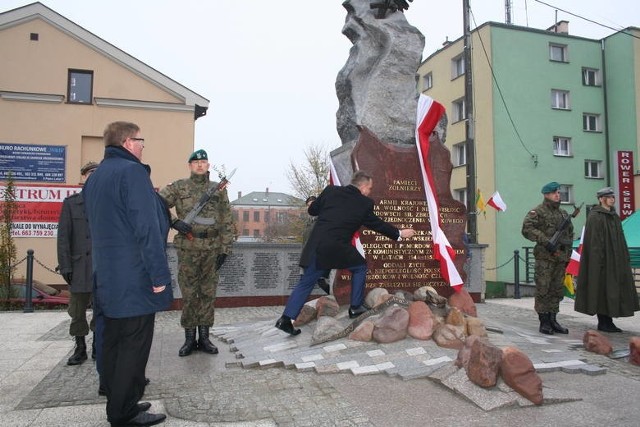 Pomnik Żołnierzy Wyklętych odsłonięto w Ostrowi w 2015 roku