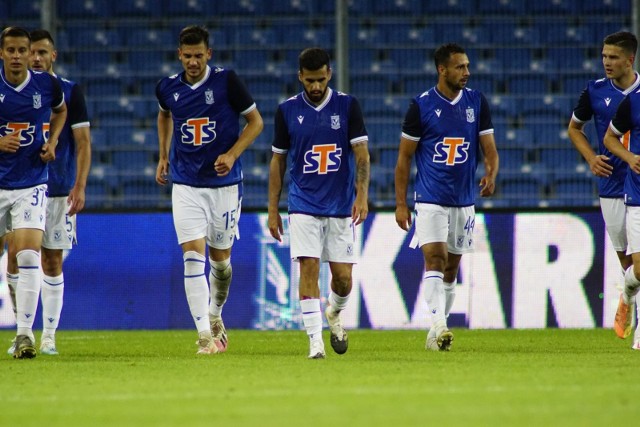 Lech Poznań remisuje ze Śląskiem Wrocław 3:3. Kolejorz kolejny raz stracił gole po stałych fragmentach gry (łącznie 7 w tym sezonie, najwięcej w lidze). Podopieczni Dariusza Żurawia potrafili odwrócić losy meczu, ale kolejny raz podali rywalom pomocną dłoń, prokurując rzut karny. Sprawdźcie, jak oceniliśmy piłkarzy Lecha za spotkanie w 3. kolejce PKO Ekstraklasy przeciwko Śląskowi.Zobacz oceny -->