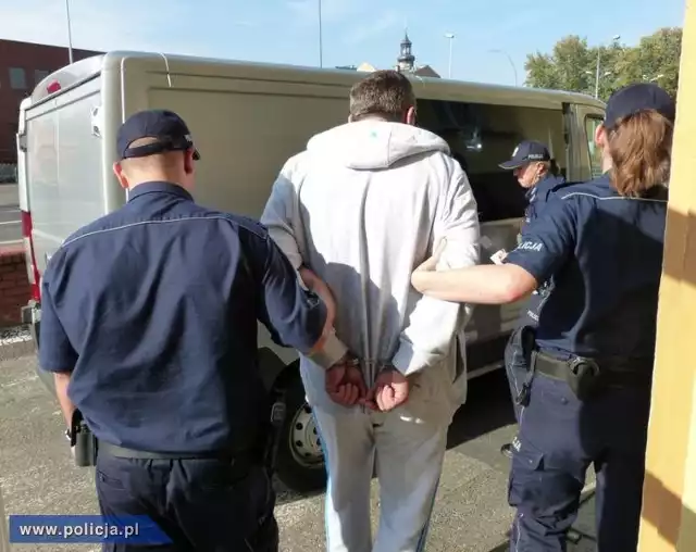 Policjanci z Leszna potrzebowali zaledwie kilku godzin, aby wytypować i zatrzymać osoby odpowiedzialne za podpalenie komisariatu
