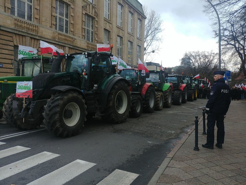 Rolnicy spotkali się przed urzędem wojewódzkim w Szczecinie...