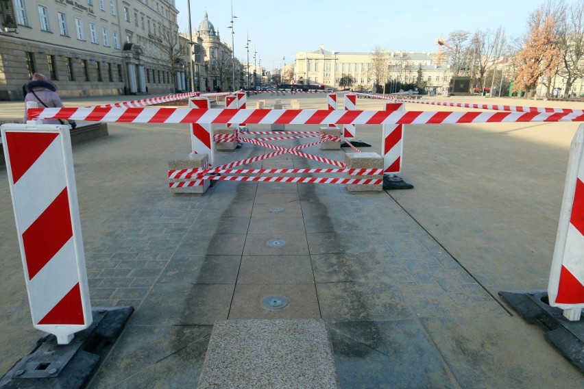 Fontanna na placu Litewskim znowu uszkodzona. Straż miejska ustala okoliczności zdarzenia. Zobacz zdjęcia