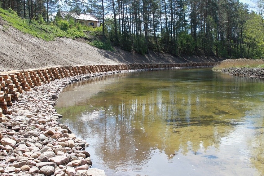 Czarna Hańcza otrzymała pomoc. Najdłuższa rzeka na terenie Suwalszczyzny ma nowe umocnienia (zdjęcia)