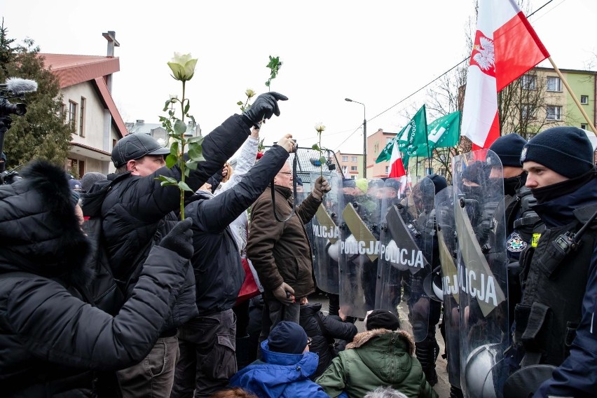 Kontrmanifestanci mieli ze sobą transparenty z napisem "Bury...