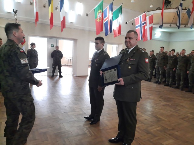 Pułkownik Łukasz Baranowski (z prawej z tablicą) pracuje dow&oacute;dztwie Wojsk Obrony Terytorialnej.