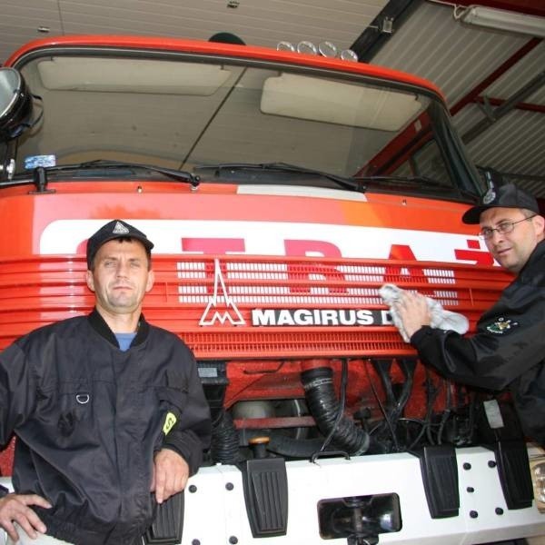 Strażacy z Bukowia cieszą się swoim 33-letnim magirusem, który choć stary wiekiem, jest młody przebiegiem. Na zdjęciu: Mirosław Wojciechowski i Daniel Simlat.
