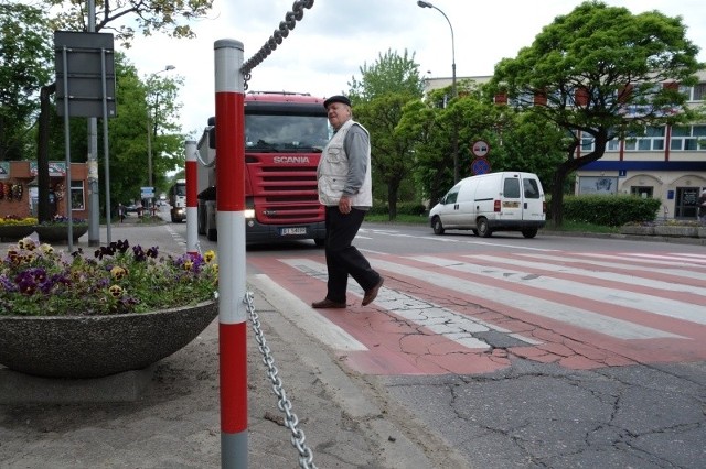 &#8211; Wojska Polskiego trzeba wyremontować, ulica jest niebezpieczna. Największym zagrożeniem są zagraniczne triry i ich nietrzeźwi kierowcy &#8211; uważa Józef Fiertek.