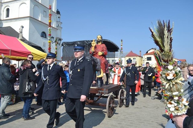 Tuż przed godziną 12 sprzed ratusza do kościoła Świętego Zygmunta ruszyła procesja z figurką Chrystusa na osiołku.