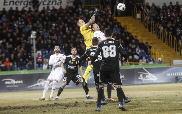 W Mielcu obaj bramkarze mają sporo pracy.