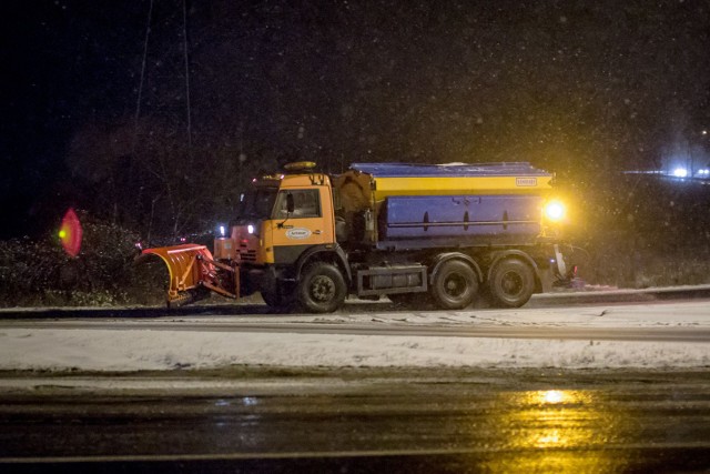 Ciężkie warunki na drogach. Pracuje na nich 115 pojazdów do zimowego utrzymania