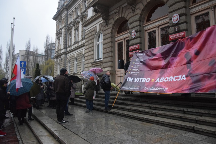 Dzisiejsza modlitwa różańcowa przed bielskim Ratuszem