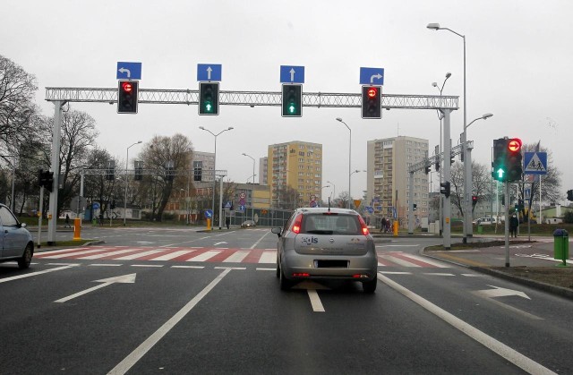 Kierowcy jadący trasą średnicową muszą uzbroić się w cierpliwość. Na obwodnicy brakuje "zielonej fali". Na zdjęciu skrzyżowanie ulic Wszystkich Świętych z ulicą Chopina.