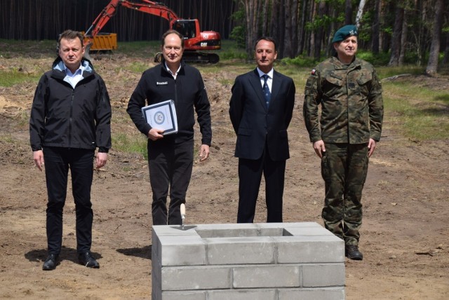 W czwartek, 2 czerwca 2022 roku w Powidzu Mariusz Błaszczak, minister obrony narodowej wziął udział w inauguracji budowy magazynów środków bojowych.Zobacz kolejne zdjęcia --->