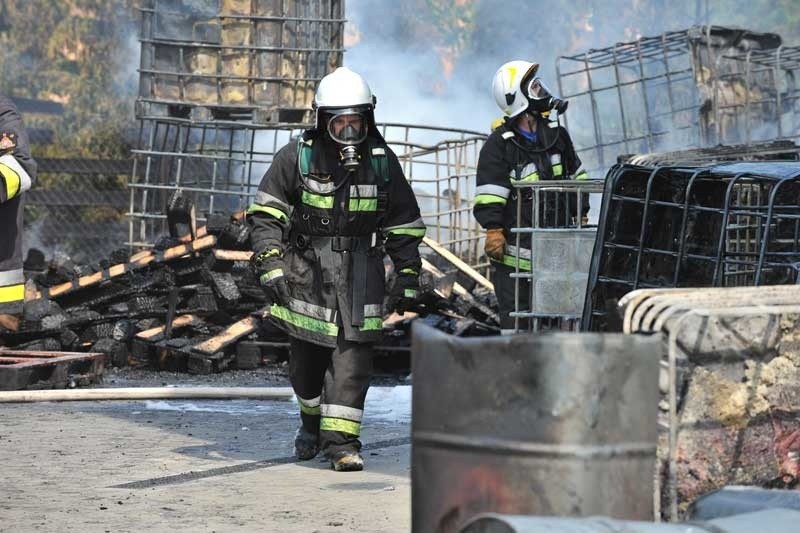 40 strażaków gasiło pożar w hurtowni motoryzacyjnej w Rzeszowie