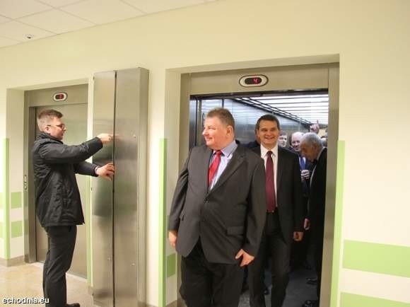 W windzie zacięła grupa świętokrzyskich dostojników podczas uroczystego otwarcia nowego budynku Szpitala Dziecięcego w Kielcach