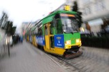 Poznań: Tramwaje jeżdżą objazdem przez źle zaparkowany samochód