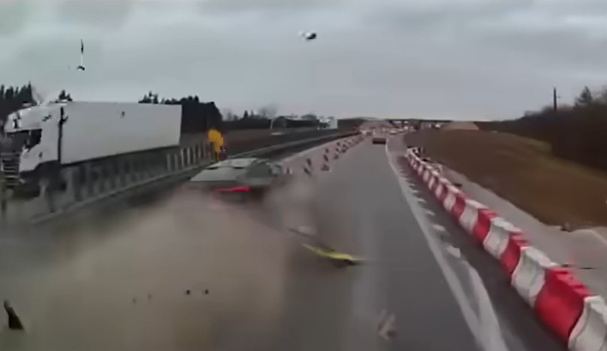 Wypadek na S8 w Ostrowi Mazowieckiej. BMW wyprzedzało na zwężeniu drogi 5.04.2023
