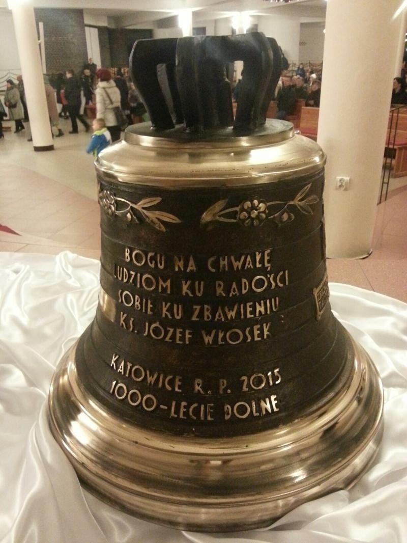 Nowe dzwony dla parafii na Tysiącleciu w Katowicach [ZDJĘCIA]