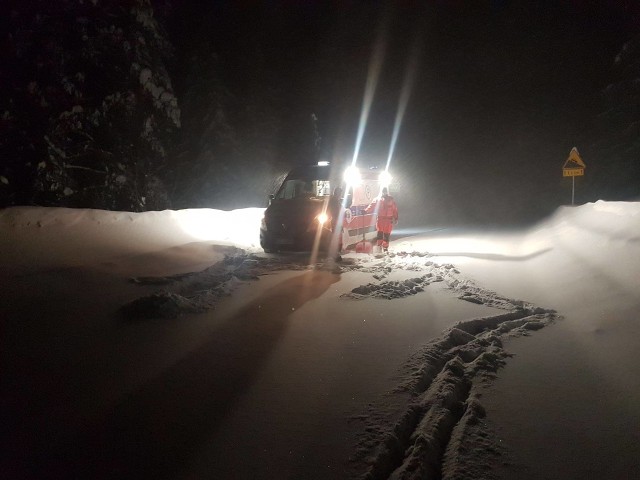 Bieszczady pod śniegiem i to dosłownie. W naszych górach jest mnóstwo śniegu. Z zimą w Bieszczadach walczą ratownicy medyczni. Do akcji nie wyjeżdżają bez... łopat. Zobaczcie zdjęcia Marcina Wronowskiego.