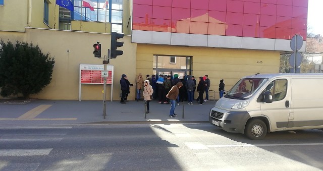 Petenci z dystansem podeszli do zaleceń, by zachować minimalną odległość 1,5 metra od innych osób czekających w kolejkach.