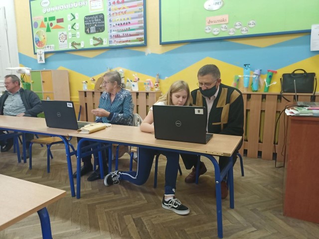 W szkole w Promnie w ławkach, przed komputerami zasiedli babcie i dziadkowie raz ich wnuki.