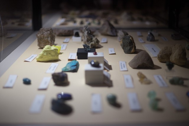 Niebiesko-fioletowy ametyst, połyskujący piryt, wielobarwny agat i klasyczny granit. W ratuszu można oglądać wystawę kamieni szlachetnych i minerałów zebranych przez młodzież ze słupskiego klubu Coolturka.