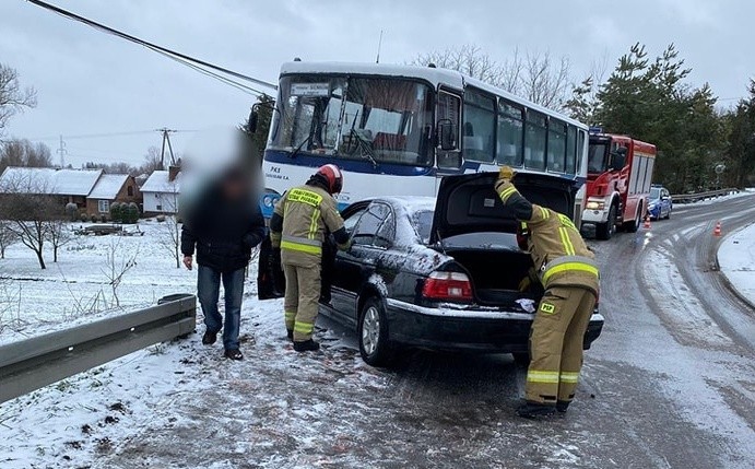 Wypadek w Przeworsku. Kierujący BMW zderzył się z autobusem [ZDJĘCIA]