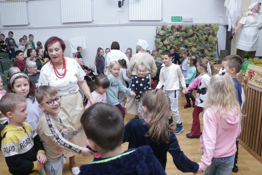 Niezwykły spektakl w Bogorii. Panie z koła gospodyń wiejskich pokazały dawne obrzędy i zwyczaje