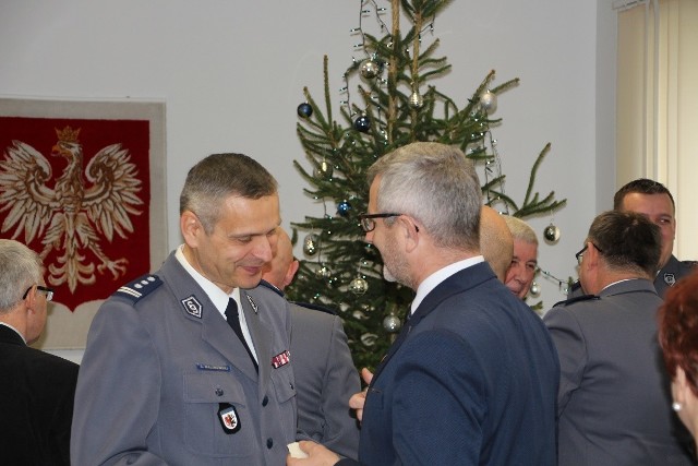 To tradycja, że w przededniu świąt Bożego Narodzenia policjanci zapraszają gości do komendy powiatowej na spotkanie opłatkowe. Oprócz funkcjonariuszy i pracowników cywilnych policji wzięli w nim także udział samorządowcy, duchowieństwo oraz przedstawiciele instytucji na co dzień współpracujących z policją. # Życzenia spokojnych i rodzinnych świąt złożyli wszystkim obecnym  m.in. insp. Krzysztof Stefaniak,  komendant powiatowy policji w Nakle  oraz  insp. Artur Malinowski, zastępca komendanta wojewódzkiego policji w Bydgoszczy. Życzenia składali sobie także wszyscy nawzajem dzieląc się opłatkiem. Flesz - Smog skraca nam życie. Jesteśmy jak palacze!